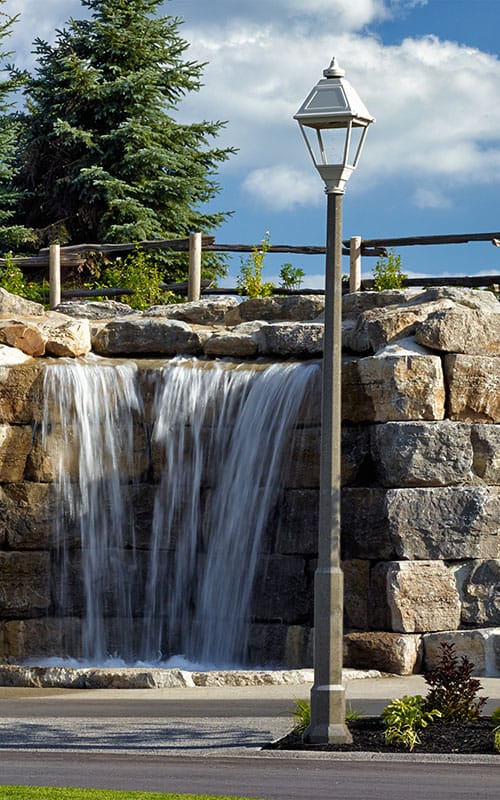 A K601D Coach fixture atop a Classic pole.