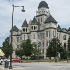A K806 Satellite Sr. fixture accompanied by a scroll style arm all on a Fluted Tapered pole. This project is in Carthage, Missouri across the Jasper County courthouse.