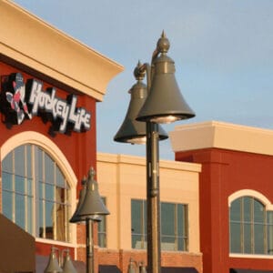 K827 Mission Sr. fixtures accompanied by low-rise tampered style arms on top of an Octagonal Tapered pole. This project is outside of Hockey Life in Kitchener, Ontario.