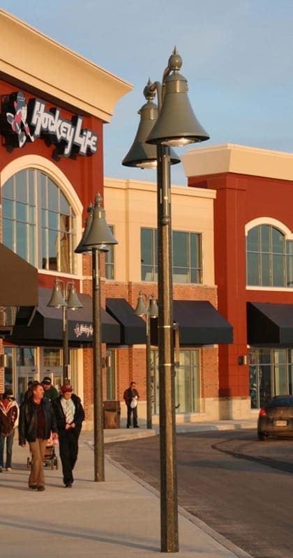 K827 Mission Sr. fixtures accompanied by low-rise tampered style arms on top of an Octagonal Tapered pole. This project is outside of Hockey Life in Kitchener, Ontario.
