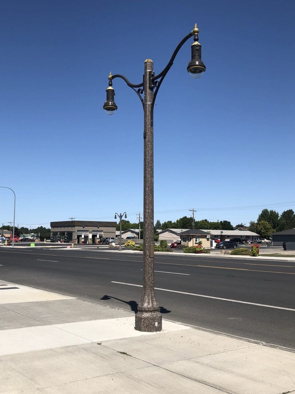 K803 Solitaire Sr. fixtures accompanied scroll style arms on a Talisman pole. This project is in Othello, Washington.