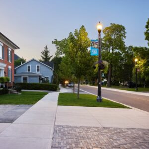 A K423 Allentown fixture accompanied by banner arms and flower pot arms atop of a Memphis pole. This project is located outside of the Lincoln Museum and Cultural Centre in Jordan Station, Ontario.